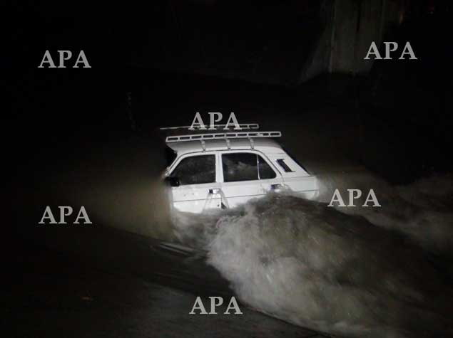 В Хачмазе автомобиль упал в канал, водитель не найден - ФОТО