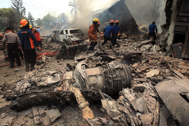 Рухнувший самолет унес жизни 141 человека - ОБНОВЛЕНО - ФОТО - ВИДЕО