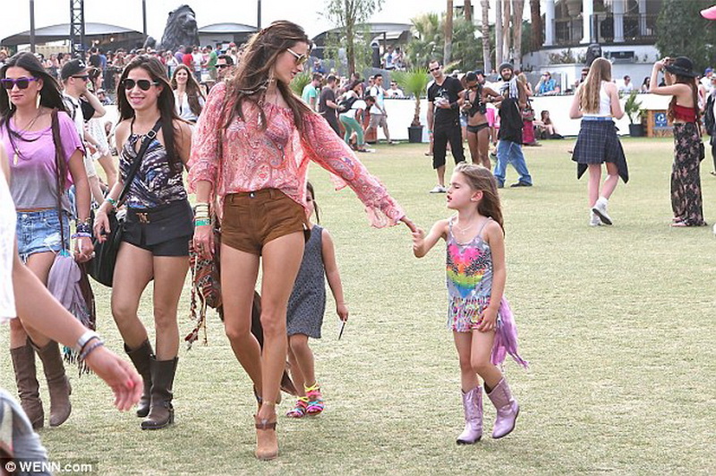 Танцы, музыка, веселье: звезды на фестивале Coachella - ФОТО
