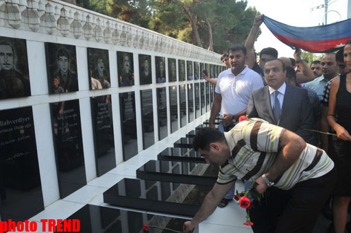 Рамиль Сафаров посетил могилу Общенационального лидера Гейдара Алиева и Аллею шехидов - ОБНОВЛЕНО - ФОТО