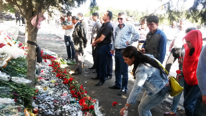 Жители Баку чтят память погибших во время пожара - ОБНОВЛЕНО - ФОТО