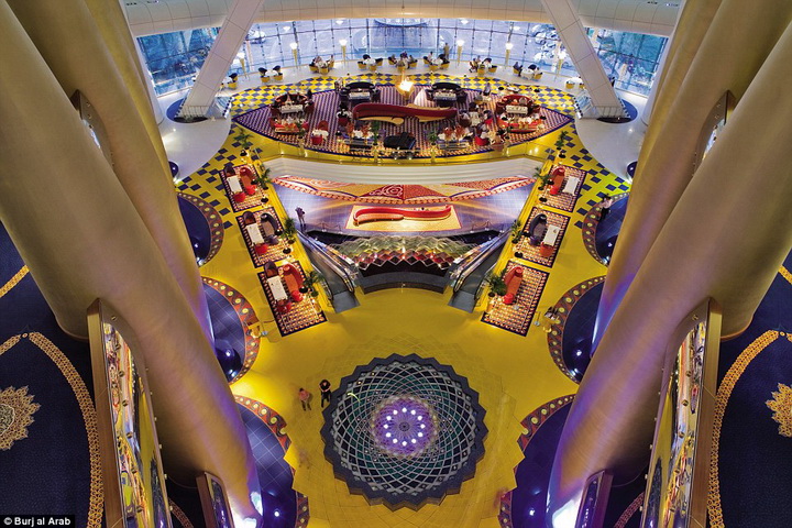 Как выглядит изнутри самый роскошный отель Дубая - ФОТО