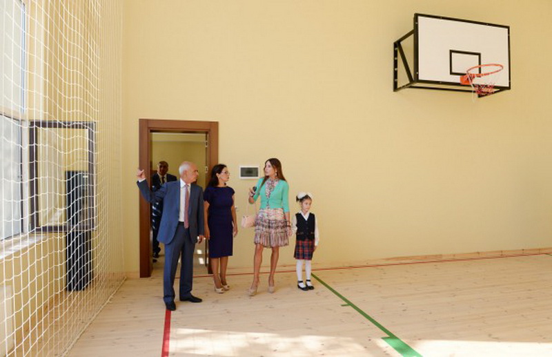 Первая леди Мехрибан Алиева приняла участие в открытии школы-интерната после реконструкции и ознакомилась с условиями, созданными в яслях-детском саду "Кенуль" в Баку - ФОТО