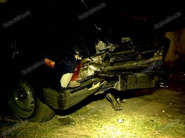 В Гяндже ВАЗ-2107 врезался в столб: водитель ранен - ФОТО