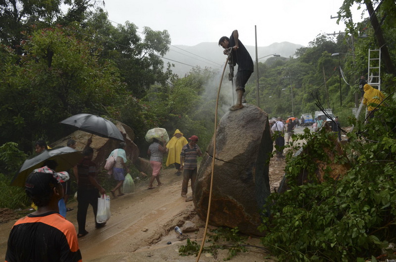 40 тысяч туристов заблокированы в Мексике из-за наводнения - ФОТО