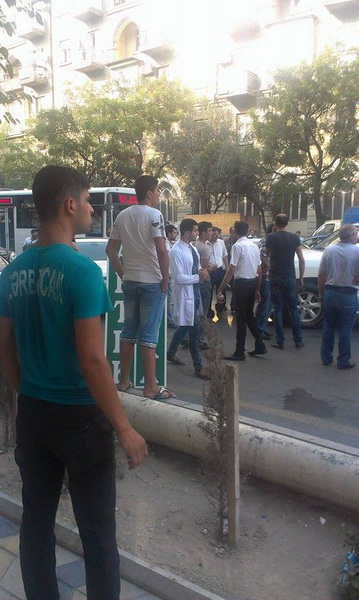 В Баку подрались водители, не поделившие дорогу - ФОТО