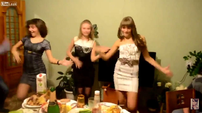 Русские девушки устроили развратные танцы на вечеринке друга - ФОТО - ВИДЕО