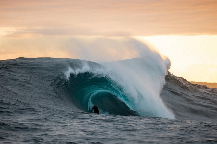 Сёрферы на 18-метровых волнах у берегов Западной Австралии - ФОТОСЕССИЯ