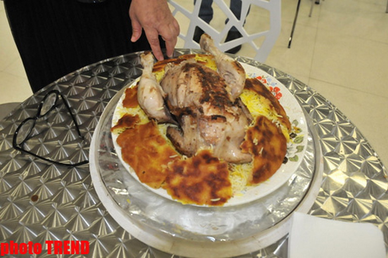 Иностранных журналистов угостили азербайджанским блюдом в пресс-центре "Baku Crystal Hall" - ФОТО