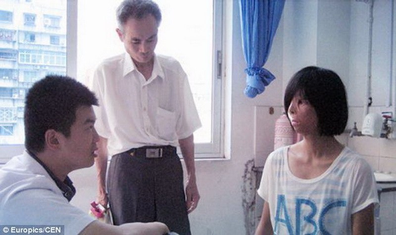 Чудеса медицины: китаянке вырастили новое лицо на ее груди - ФОТО