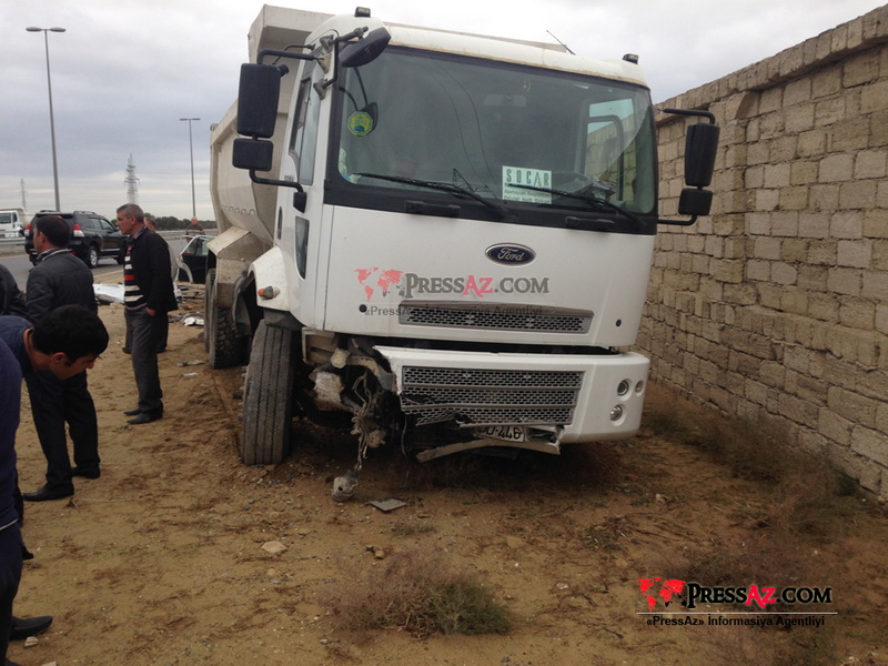 В Баку грузовик превратил ВАЗ-2107 в груду металла - ФОТО