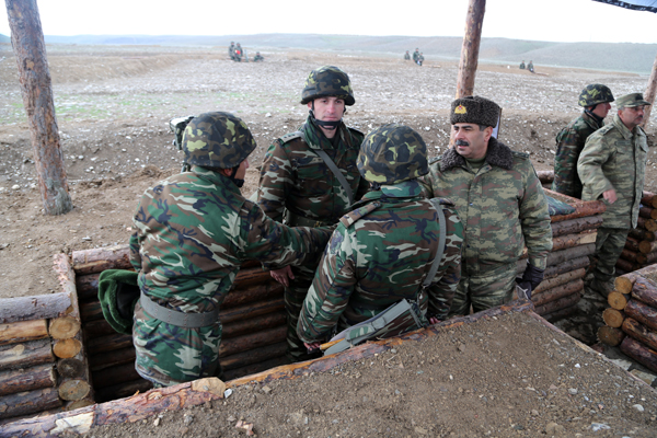 Министр обороны поднял по тревоге артиллерию и разведку - ФОТО