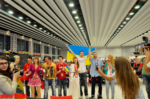 Самые активные болельщики "Евровидения 2012" в "Baku Crystal Hall" - ФОТОСЕССИЯ