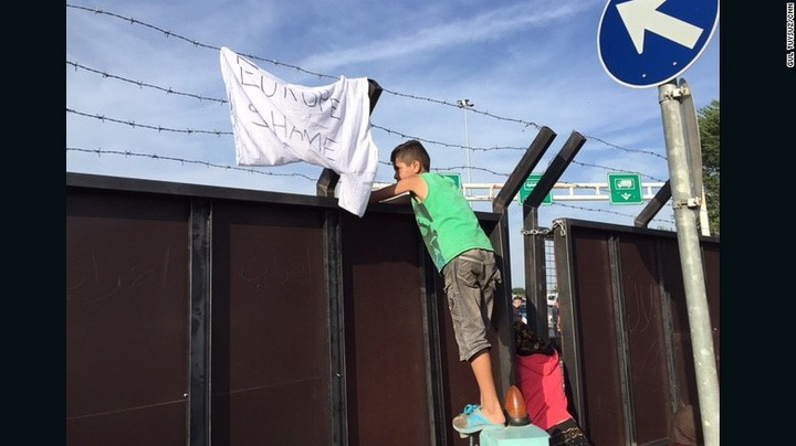 Душераздирающие снимки беженцев, ищущих новую жизнь в Европе - ФОТО