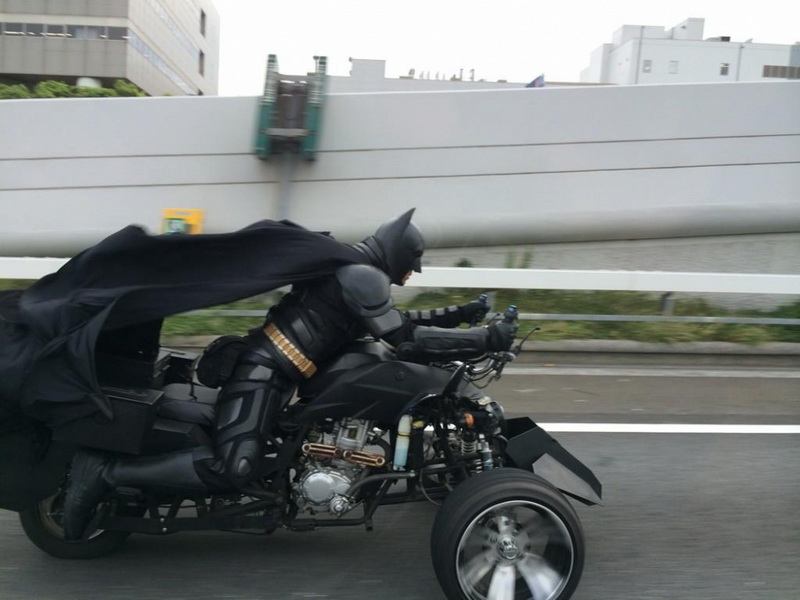 Японцы в шоке: на трассе заметили настоящего Бэтмена - ФОТО - ВИДЕО