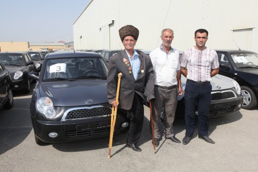 Азербайджанским инвалидам предоставлены автомобили - ФОТО