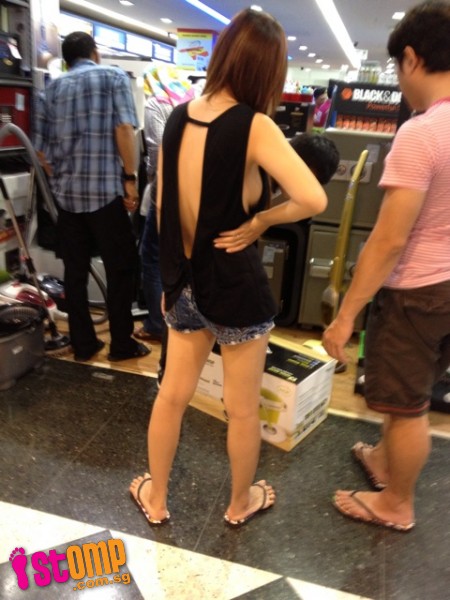 В Сингапуре женщина обругала девушку за откровенную кофту - ФОТО - ВИДЕО