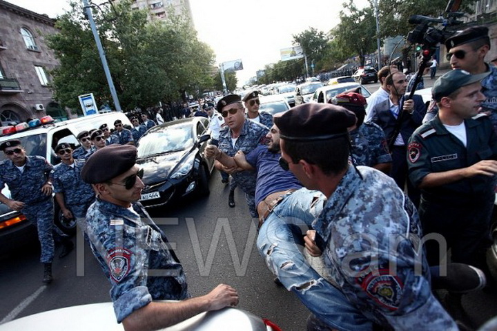 Ожесточенное противостояние в центре Еревана – ФОТО - ВИДЕО