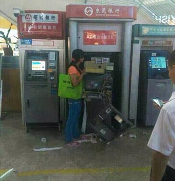 Китаянка шокировала посетителей ТЦ, разорвав на куски банкомат - ФОТО