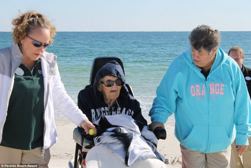 Реакция 100-летней женщины, впервые увидевшей океан - ФОТО - ВИДЕО