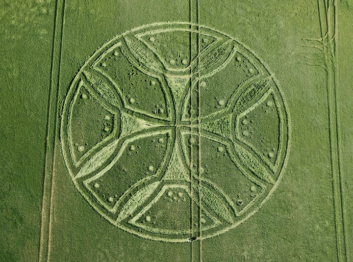 Загадочные круги на полях в графстве Уилтшир - ФОТО