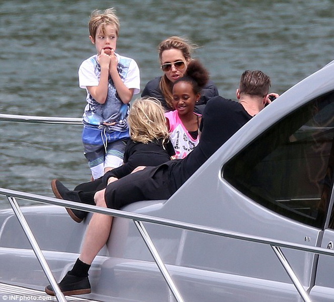 Семейная идиллия: Джоли-Питт на отдыхе с детьми - ФОТО