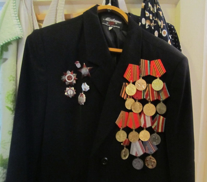 Медали на гражданском костюме