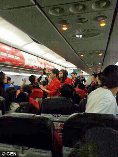 Китаянка ошпарила стюардессу кипятком за отказ посадить ее вместе с любимым - ФОТО - ВИДЕО