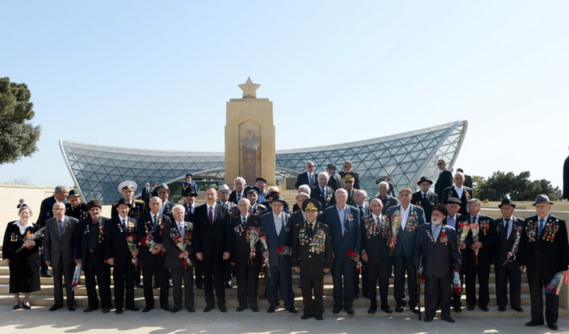Президент Ильхам Алиев принял участие в торжественной церемонии по случаю Дня Победы - ОБНОВЛЕНО - ФОТО