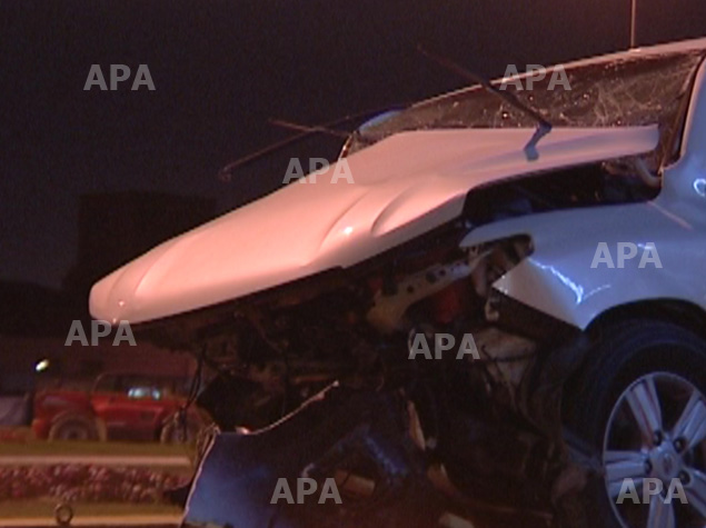 Toyota Land Cruiser врезалась в бетонное ограждение в Баку, водитель погиб - ФОТО