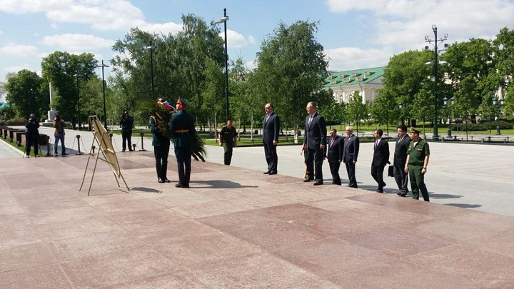 Мамедъяров у могилы Неизвестного солдата в Москве - ФОТО