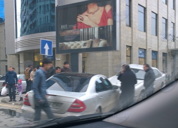 Лобовое столкновение: крупная авария в центре Баку - ФОТО