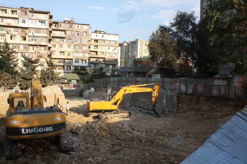 В Баку вырубили свыше 10 деревьев и снесли детскую площадку – ФОТО