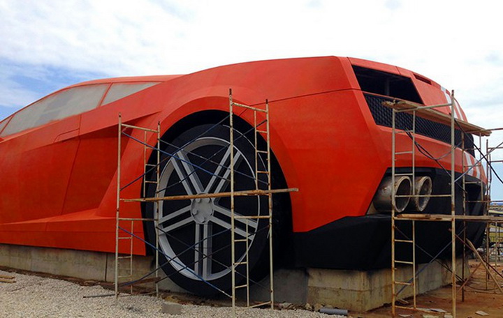 Первая в мире статуя Lamborghini в Махачкале - ФОТО