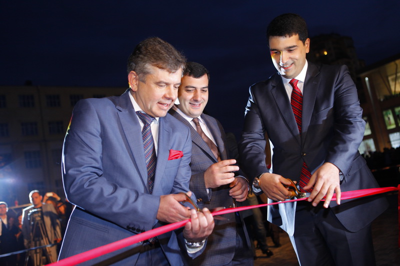 В Баку открылся самый большой в мире ресторан KFC - ФОТО