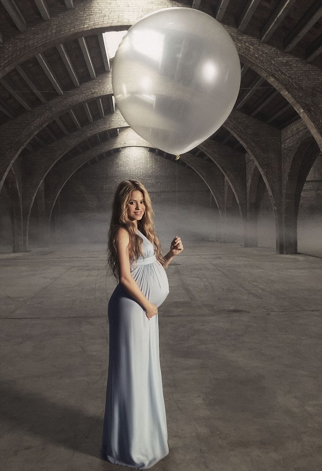 Беременная Шакира снялась в фотосессии с сыном и Жераром Пике - ФОТО