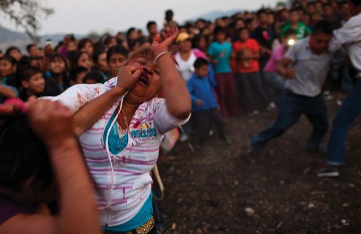 Отплатить кровью за урожай: женские кулачные бои в мексиканских деревнях - ФОТО