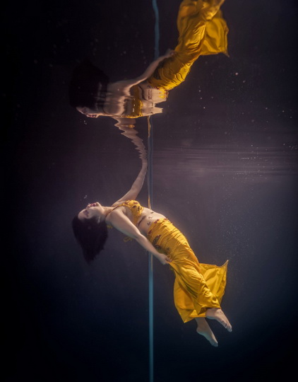 Соблазнительные танцы на пилоне под водой - ФОТОСЕССИЯ