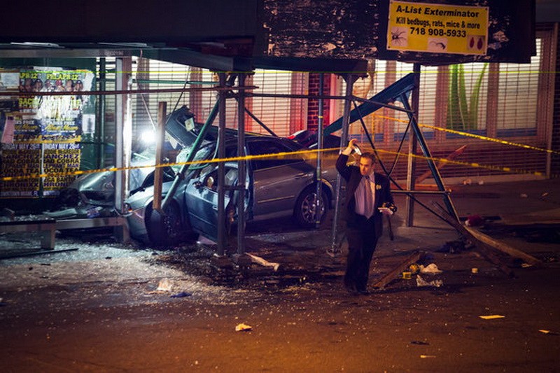В Нью-Йорке автомобиль врезался в толпу: свыше 10 пострадавших - ОБНОВЛЕНО - ФОТО