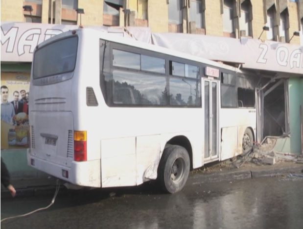 В Баку пассажирский автобус врезался в магазин - ОБНОВЛЕНО - ФОТО