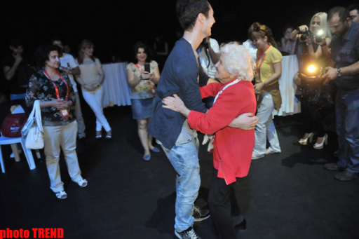 102-летняя фанатка "Евровидения 2012" шокировала своими танцами - ФОТО