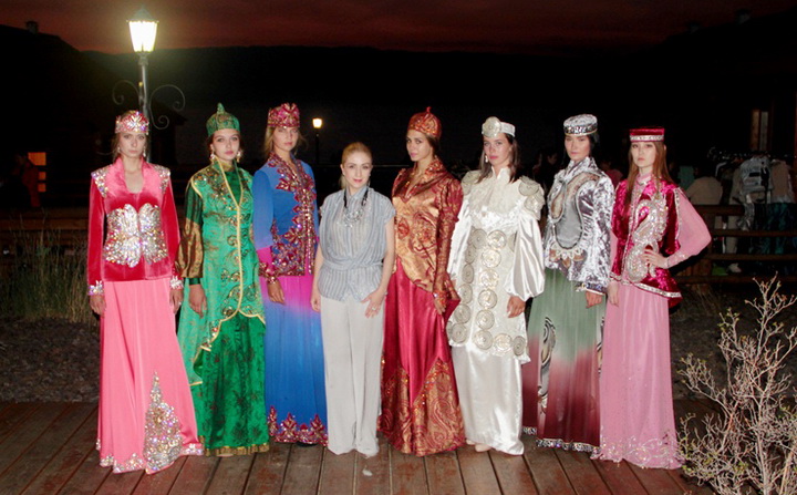 Азербайджанские платья на мистическом острове Байкала - ФОТО