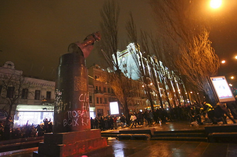 В Киеве снесли памятник Ленину - ОБНОВЛЕНО - ФОТО - ВИДЕО
