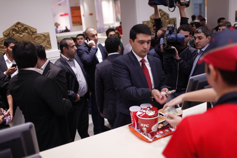 В Баку открылся самый большой в мире ресторан KFC - ФОТО