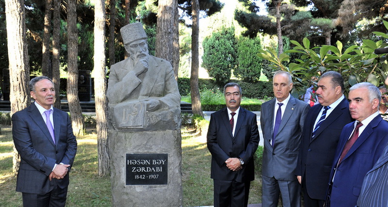 Представители азербайджанской печати посетили могилу Общенационального лидера Гейдара Алиева – ФОТО