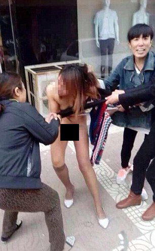 Китаянку раздели и избили за интимную связь с чужим мужем - ФОТО - ВИДЕО