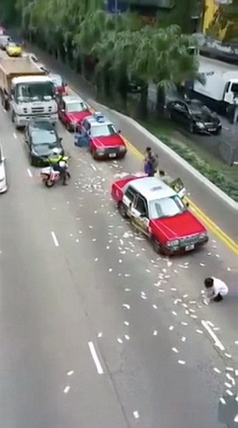 В Гонконге из фургона на шоссе высыпались 2 млн долларов - ФОТО - ВИДЕО