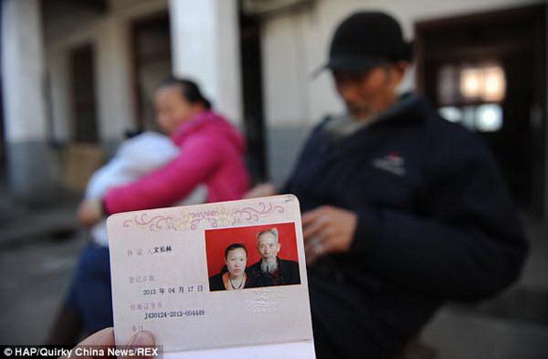 27-летняя китаянка влюбилась в 72-летнего целителя - ФОТО