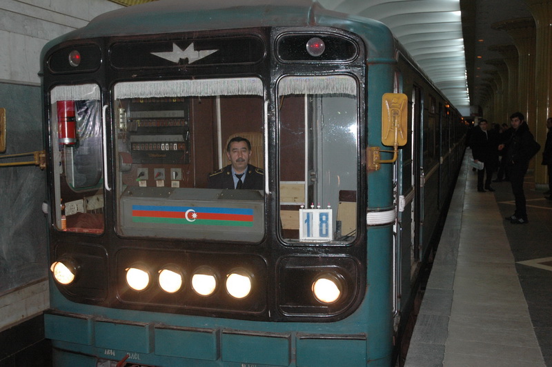 Метро 45. Баку метро 1967. Старый вагон метро Баку. Часы пик в Бакинском метро. Выставка вагонов метро Баку.