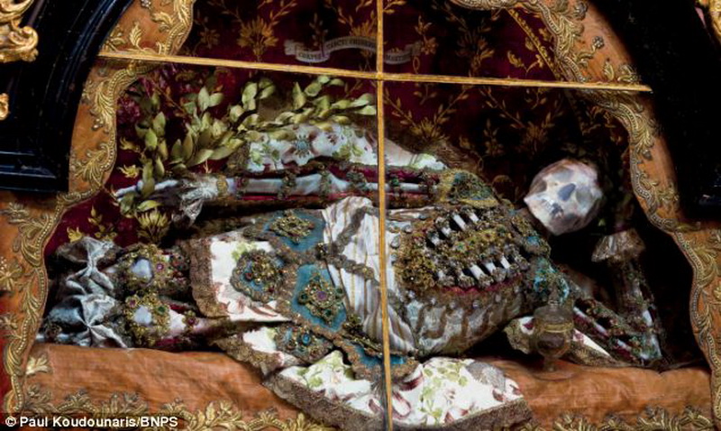 Жуткая коллекция скелетов, украшенных драгоценностями - ФОТО